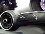 居眠り運転やわき見運転など、万が一車両が道路白線をはみだしそうになると、車がハンドルを自動修正してくれるアウディレーンアシストが装備されております。