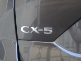 【CX-5】上質感と精悍さを兼ね備え、ワイド感を強調した意匠。オールラウンドな機能美と品格、洗練されたデザイン。