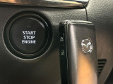【アドバンストキー】カバンやポケットに入れたままでもドアの施錠・解錠が可能なスマートキーを装備。エンジンのオン・オフ時もカギを取り出す必要が無いからとっても便利です♪
