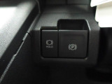 指先だけで操作ができる「電動パーキングブレーキ」搭載。オートモードの場合、シフトを「P」レンジにすると自動でパーキングブレーキが作動します。またアクセルを踏むと自動解除される為、発進がスムーズです。