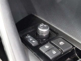 ドアの施錠・解錠に連動してドアミラーが自動で格納・復帰するオート格納機能を搭載しています。