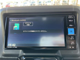 Bluetoothオーディオの画面を表示でき、接続状況やデバイス切替の案内を確認できます。画面脇には音量などのボタンがまとまり、音源を選ぶ際も表示と手元の操作部を見比べやすい構成です。