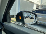 サイドアシスト装備 ドライバーの死角を並走する車両を検知します。ドアミラーの内側のLEDが点灯・点滅して事故の危険を知らせます。