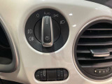 VW共通のインパネ右側に備わるロータリー式ライトスイッチです。ドイツ車らしいカチッとした操作節度感で、フォグランプの引き出し動作も正常です。