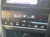 【オートエアコン】一度お好みの温度に設定すれば、車内の温度を検知し風量や温度を自動で調整。暑い&hellip;寒い&hellip;と何度もスイッチ操作をする必要はありません。快適な車内空間には必須の機能ですね♪