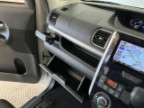 【収納部】パッと手に取りたい小物の置き場に便利。その他、沢山の収納部がございます。