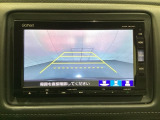 バックでの車庫入れも安心です!リアカメラが付いているバックモニター付のナビを装備しております。操作線もついており距離感も画面から確認できます。