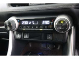 オートエアコン付車です。自動で温度と風量を設定する優れものです。