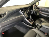 運転席周りのレイアウトをご覧ください。ナビゲーションが綺麗に装着されすっきり収まってますね!