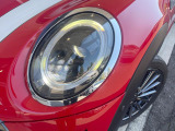 ●LEDヘッドライト:夜間走行時も良好な視界を確保し安心して運転できる高輝度LEDヘッドライトを装備!点灯速度が早く、消費電力も抑えられています。
