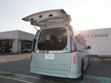 荷物の出し入れに便利なデュアルバックドア