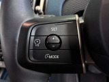 MINIの運転席操作部は、中央に構えるディスプレイが最大の特徴です。航空機を思わせるトグルスイッチなど、直感的で遊び心のあるメカニカルな操作感が、ゴーカートのような走りの高揚感を高めます。