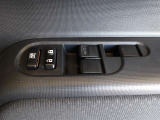 パワーウィンドウスイッチで運転席から全席の窓の開閉ができます。