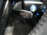 レーダークルーズコントロール(全車速追従機能付)付きです。車速に応じて追従支援してくれるので、ロングドライブも快適です。詳細は販売店スタッフまでおたずねください。