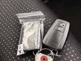 ドアの開閉時、両手が荷物で塞がっている時はキーレスでのカギの解除が大変ですよね。スマートキーはポケットやバッグに入れておけば、ノブに触れただけでロックの解除が可能です。とても便利な機能です。