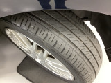 自社整備工場で点検整備をおこなってからお渡ししています。車検が残っている場合は『12ヶ月点検整備』を、車検整備付きの場合は『車検整備』をおこないます。整備費用は車両本体価格に含まれています。