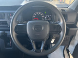 握りやすい形状で手になじみやすく、前方を見ながら自然な姿勢で運転できます。メーター類もステアリング越しに確認しやすく、日々の移動を落ち着いてサポートします。