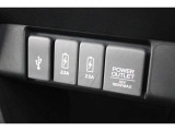 USBオーディオ用ソケットがついていますので携帯電話などを接続すれば音楽等の再生が可能です!充電用ソケットもございます!