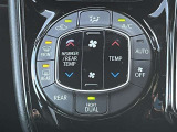 運転席と助手席でそれぞれ独立して温度設定ができる「デュアルエアコン」を装備しています!「冷え性だから少し暖かくしたい」「暑がりだから涼しくしたい」など同乗者の方一人ひとりの調整ができます