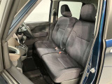 助手席側から見た車内の画像です。使い勝手の良い装備が整う上質な空間が広がっています。シートも快適で乗る人に安心感を与えます。