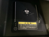 センターコンソールにはワイヤレス充電器を装備してます。Qi(チー)規格対応のスマートフォンなどを置くだけでワイヤレスで充電可能です。またスマートフォンの充電可能なUSB端子なども別途装備しています。