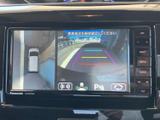 周囲を上から確認できる表示と後方映像を切り替えて活用でき、駐車時の車両周辺の確認をサポートします。画面上の案内線も目安になり、狭い場所での駐車にも便利です。