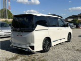 車線変更時の危険をお知らせする「ブラインドスポットモニター」を搭載。