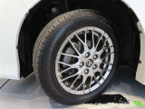 トヨタ純正アルミホイール。タイヤサイズは、205/55R16です。