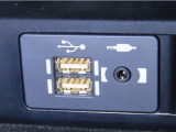 USB端子とAUX端子を装備しております。