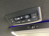 後席には独立した温度調整が可能なオートエアコンを装備。前席左右と後席でそれぞれ快適な温度設定ができ、同乗者全員が心地よく過ごせます。