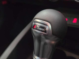 MT感覚でシフトチェンジできます。さらに、かっこいい!MT車が少なくなってきた現在に、面白さをとり入れた装備です。プッシュボタンがなくなったので、操作のしやすさにも定評があります。