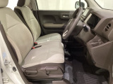 女性でも運転がしやすいように、シートの高さ調整機能(シートリフター)がついています。運転席と助手席の間が空いている為、助手席側への移動がスムーズです。交通量の多い道でも助手席側から乗り降りができます。