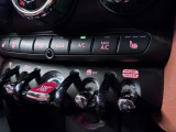 MINIの運転席操作部は、中央に構えるディスプレイが最大の特徴です。航空機を思わせるトグルスイッチなど、直感的で遊び心のあるメカニカルな操作感が、ゴーカートのような走りの高揚感を高めます。