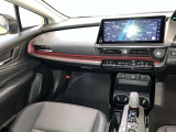 運転席周りのレイアウトをご覧ください。ナビゲーションが綺麗に装着されすっきり収まってますね!