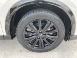 タイヤサイズは225/55R19となります。専用のブラックメタリック塗装のホイールがカッコいい!