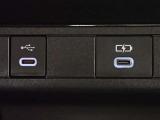 充電用USB端子付き。スマートフォンなどの充電に便利です。