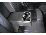 後席にもカップホルダー&アームレスト付き