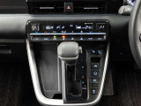 左右独立温度コントロールフルオートエアコンです。運転席、助手席それぞれで独立して温度設定ができます。冷え性の方が乗っても安心ですね♪
