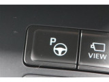 アドバンスト パーク付きです。カメラやソナーによって、周囲を監視しながら駐車を支援。障害物を検知した場合には警報を鳴らし、ブレーキ制御を行うことで接触回避を支援します。