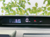 運転席前方に表示がまとまり、走行中も視線の移動を抑えて確認しやすい配置です。速度やシフト位置などをひと目で把握でき、日々の運転をサポートする実用的なメーターまわりです。