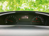 速度やエンジン回転数などの情報を、運転席から見渡しやすい位置にまとめています。中央の表示部も確認しやすく、走行前後に車両情報を把握する際に役立ちます。