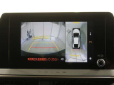 パノラミックビューモニター付きです。車両を上から見たような映像をディスプレイオーディオ画面に表示。運転席からの目視だけでは見にくい、車両周辺の状況をリアルタイムでしっかり確認できます。
