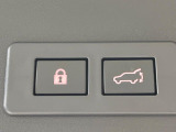 【パワーバックドア】スマートキーや運転席のボタンを押すだけでリアゲートが自動で開閉します!荷物を持っている時や、高い位置にあるバックドアを閉める際に便利な機能です♪