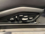 運転席には電動パワーシートを採用。自分に合わせたポジションを探しながら、911のコックピットに身体を預ける時間も楽しみのひとつです。
