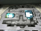 パンク修理剤とエアーポンプのセットです。スペアタイヤは装備していませんが空いたスペースを小物入れとして使用できます