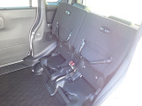 ◆チップアップ&ダイブダウン機構付【ULTR SEAT】は後席座面を左右分割で跳ね上げることができます。トランクで積載できない背の高い荷物をラクラク収納できます。ホンダ車ならではの人気装備です。
