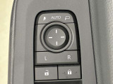 ドアミラーはオート格納機能付き。降車時にドアロックするとドアミラーが自動でたたみ、ドアロックを解除すると自動で開きます。