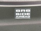 車両側方からの衝撃を緩和するSRSサイドエアバッグ(運転席/助手席)が付いてます
