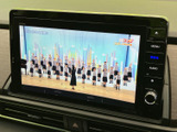 テレビ番組を画面で楽しめる装備を備えています。停車中の待ち時間などに映像を視聴でき、操作画面も見やすい位置に配置。お出かけ先での休憩時間を過ごす際にも便利にお使いいただけます。