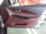 運転席ドア内張り画像です。